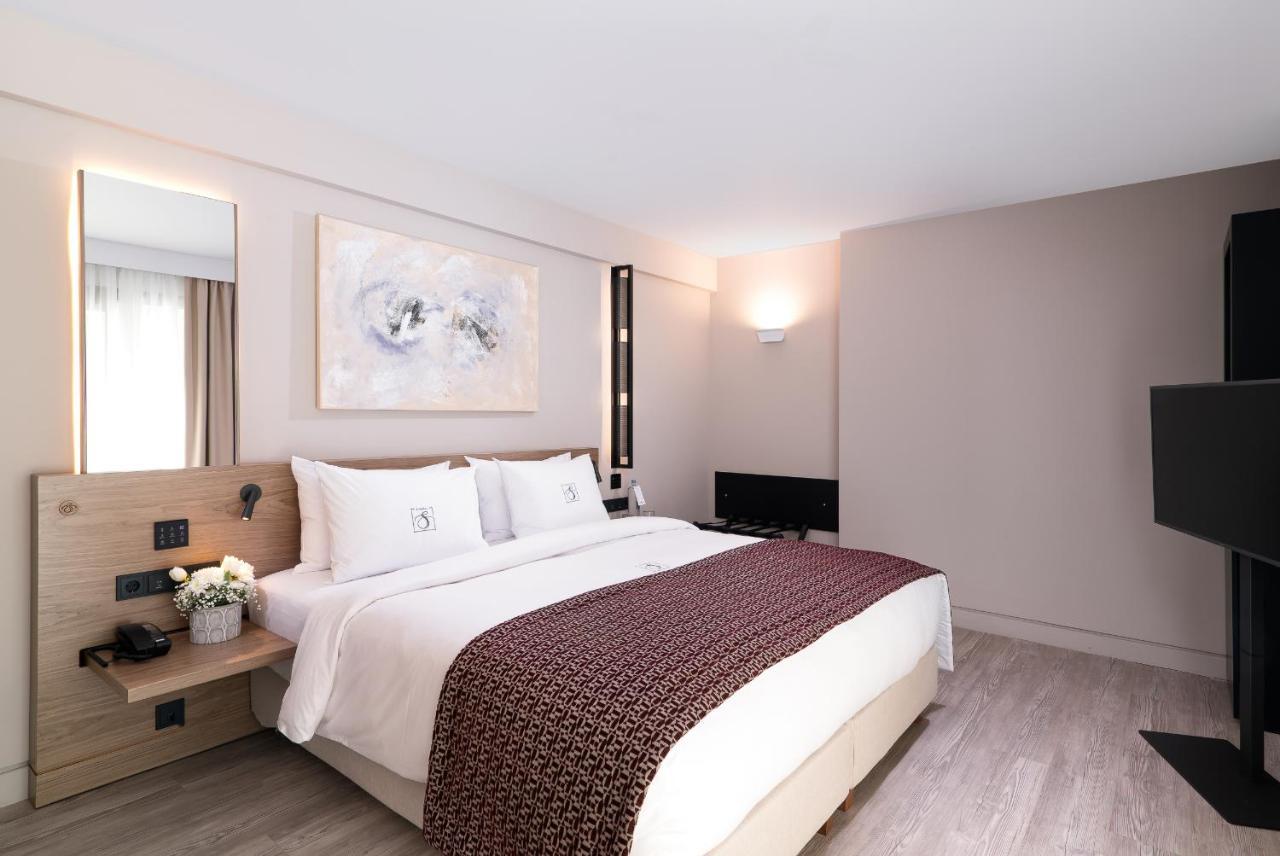 S Hotel Boutique Tesalonika Bagian luar foto A bedroom at the hotel